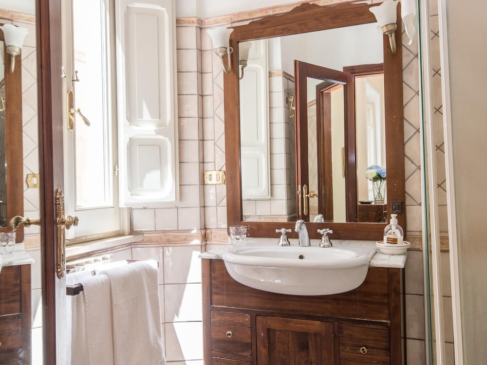 RSH Spanish Steps Luxury Apartment 39/44