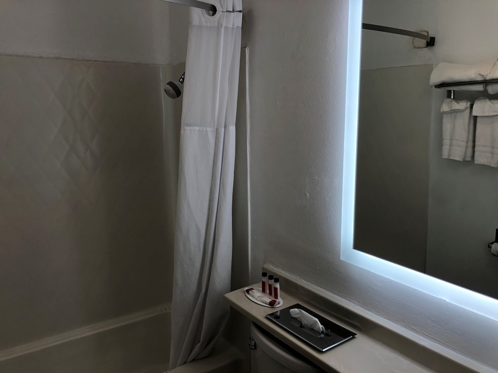 Days Inn By Wyndham Medford 10/22