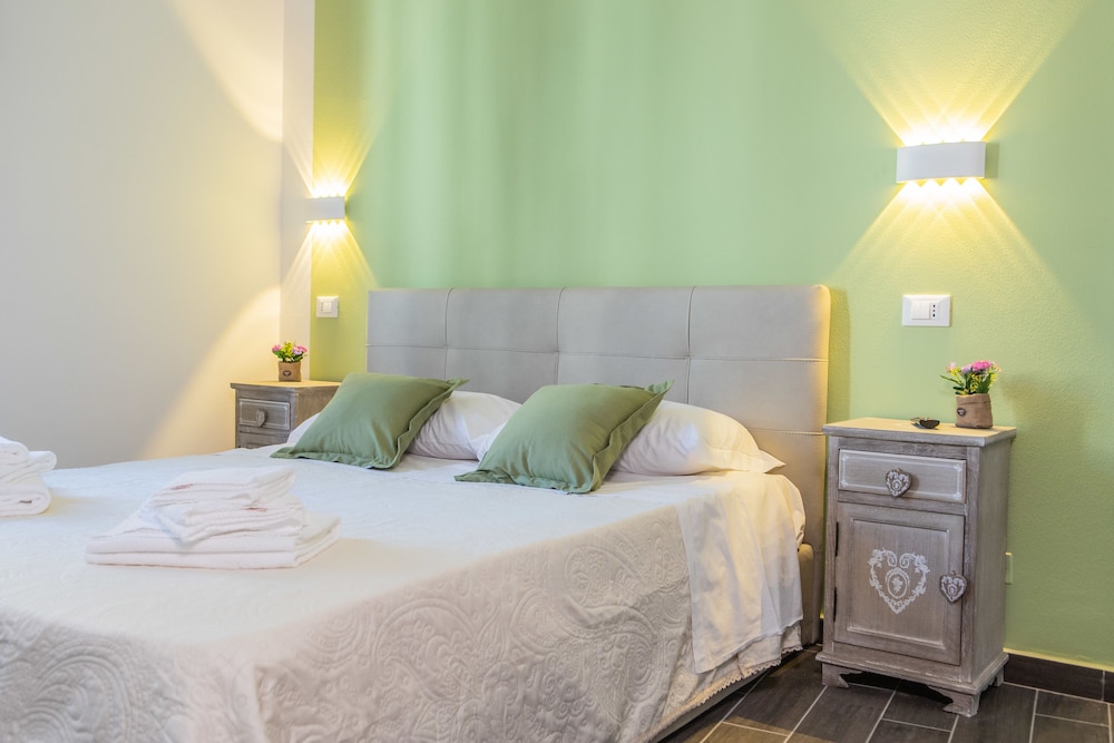 DELUXE, DOUBLE OR TWIN BED