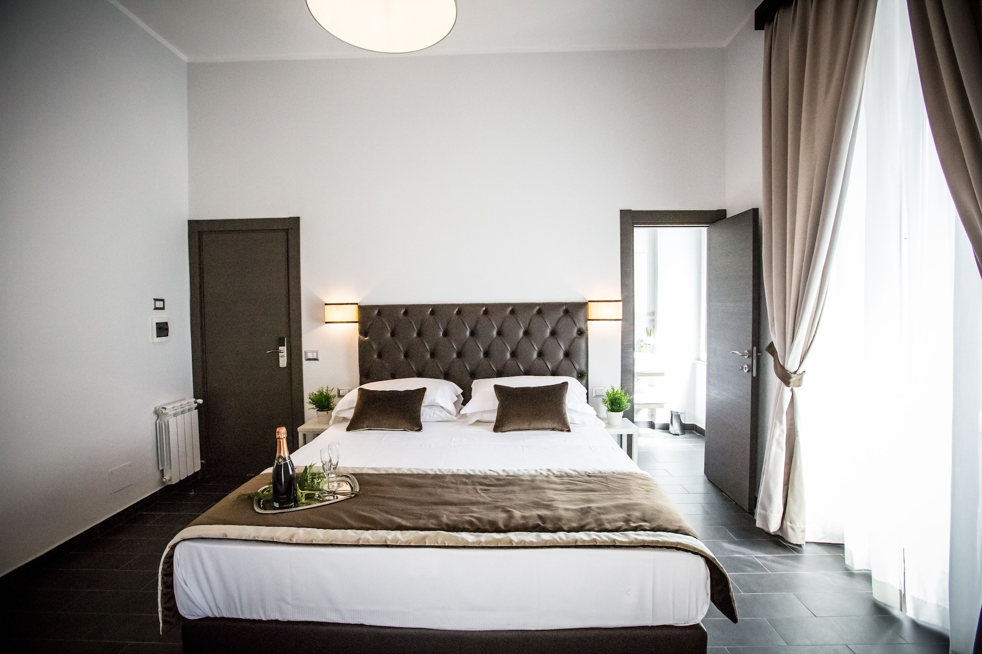 ROOM, KING BED, BALCONY