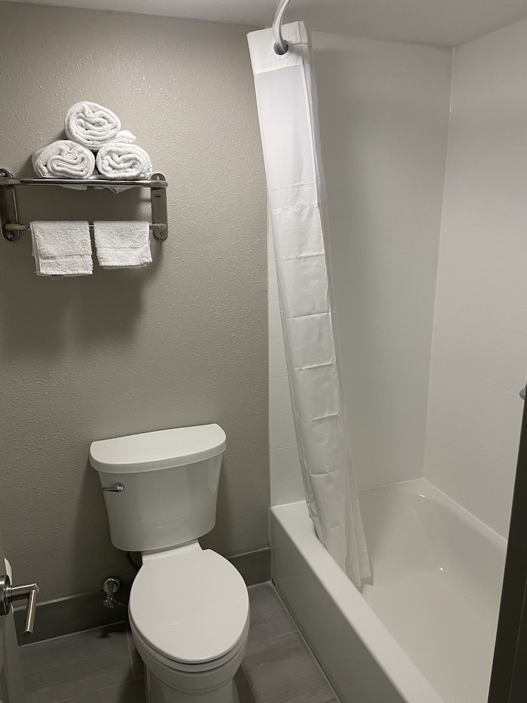 Days Inn by Wyndham Newnan 15/43
