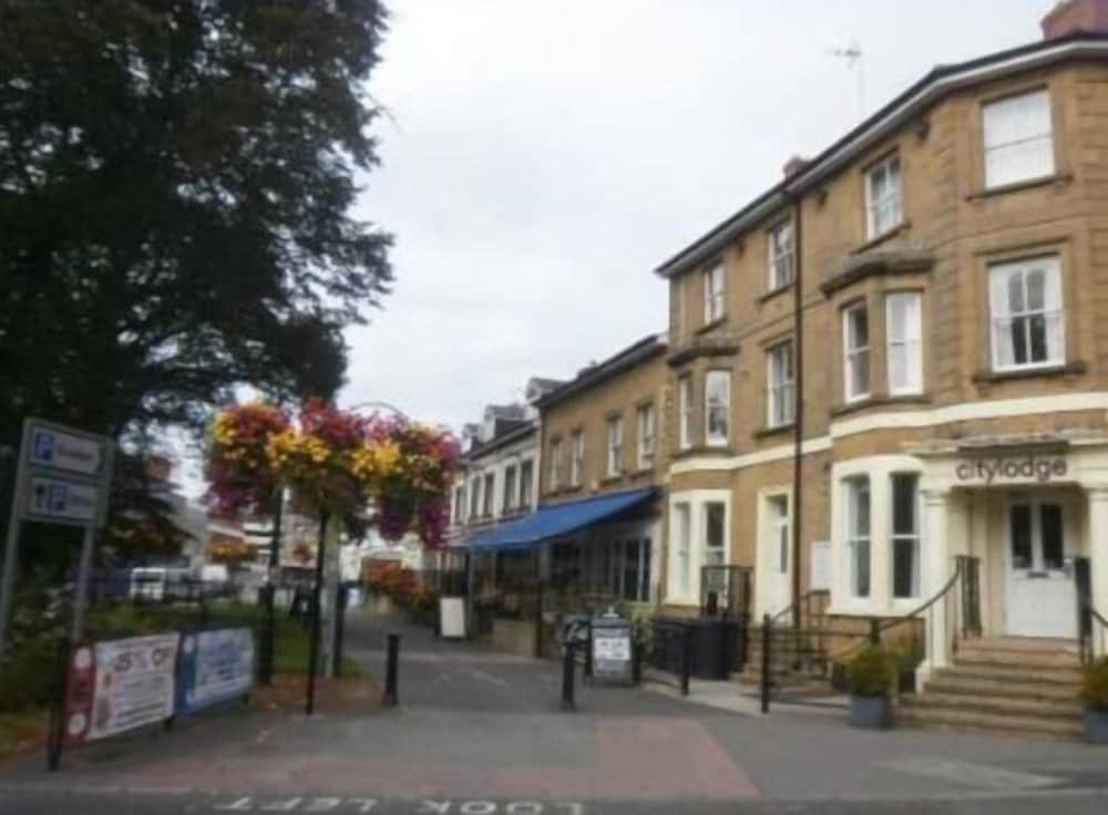 The Terrace Lodge Hotel 44/48