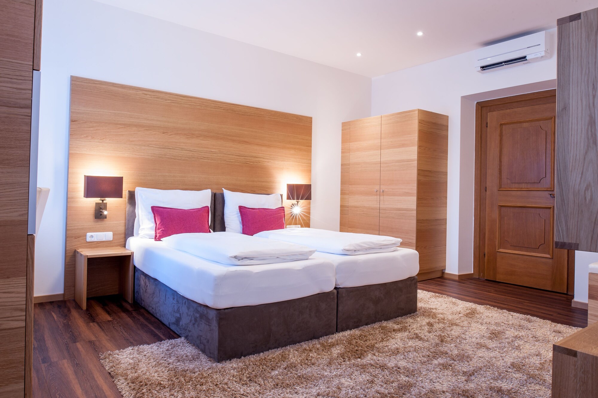 BUSINESS, QUEEN BED