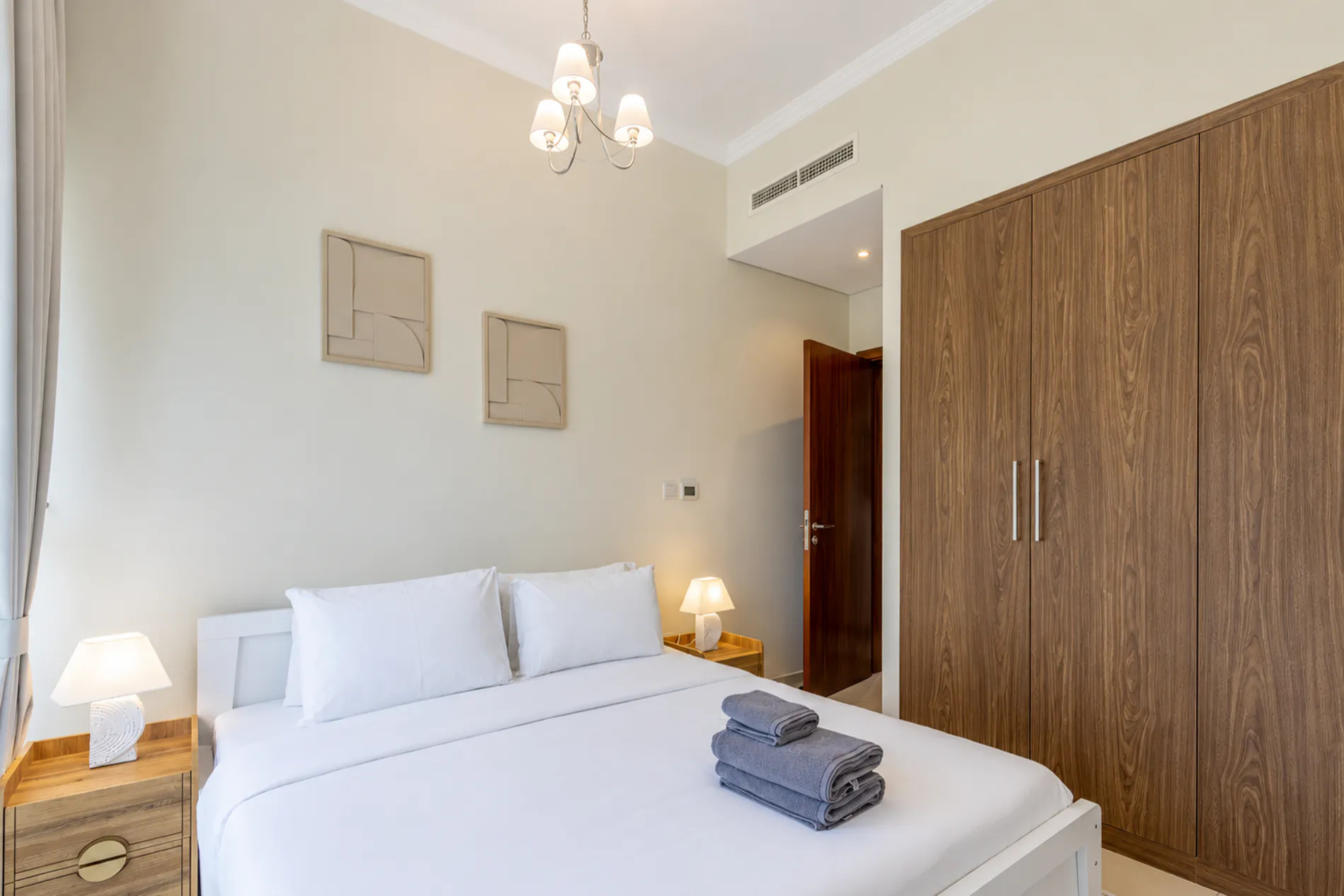 Room at 2B & Maid in Dunya 5 Min Walk to Dubai Mall, DUBAI