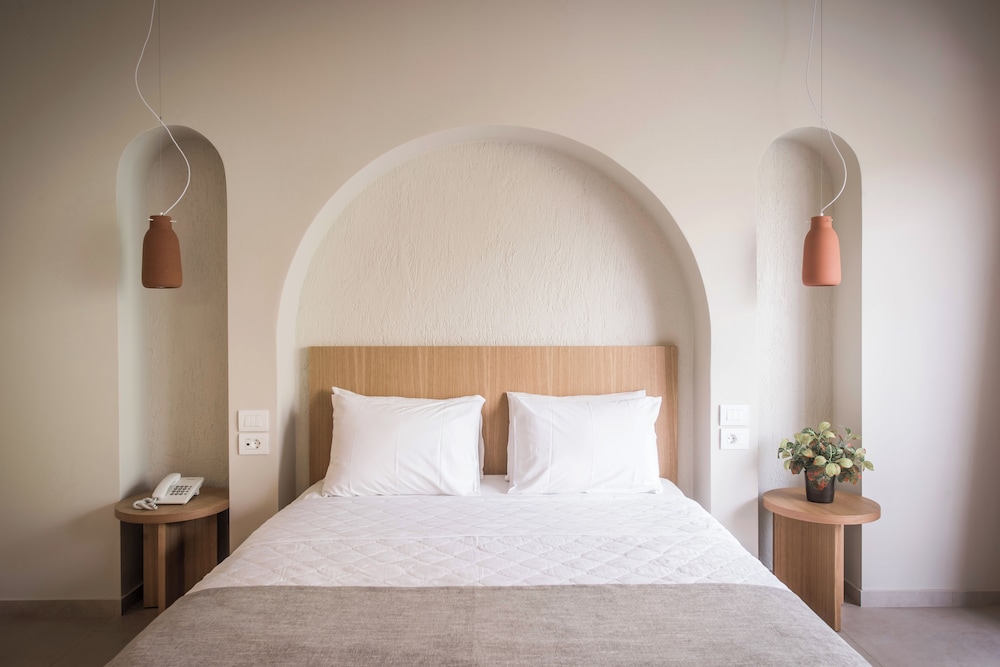 Deluxe, Queen Bed, South Coast 6/8