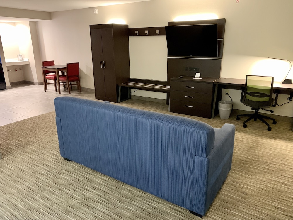 Holiday Inn Express and Suites Longview North 52/58