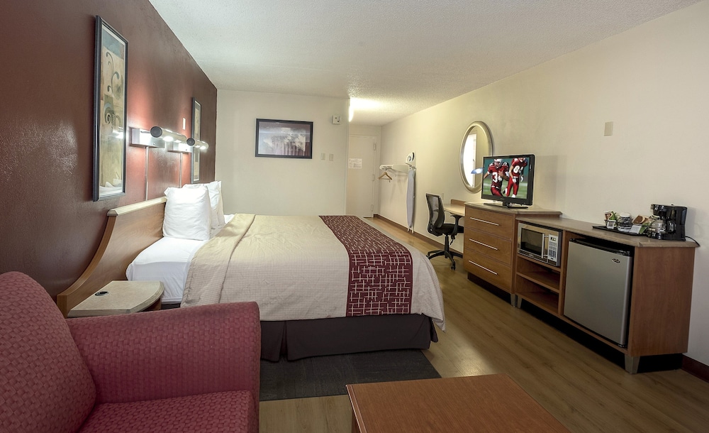 Red Roof Inn and Suites Cleveland - Elyria 18/64