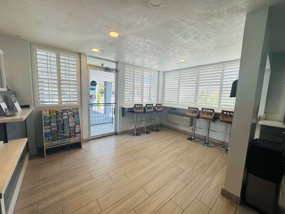 SureStay by Best Western Fresno Central 32/54