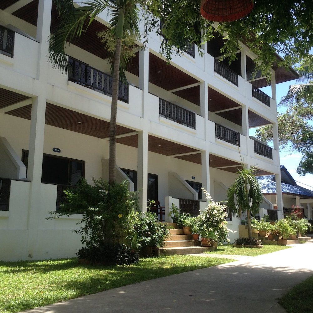 Marina Beach Resort 8/65