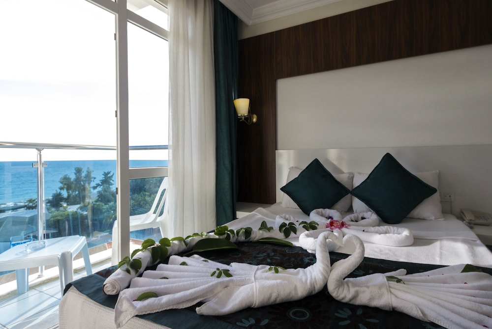 Grand Paradise Hotel 11/50