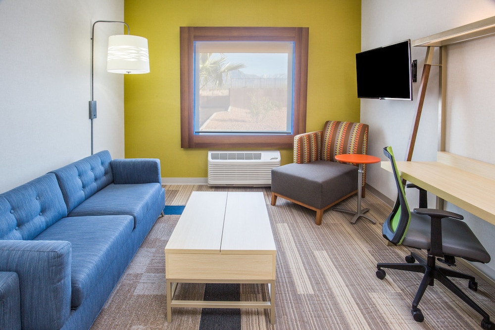 Holiday Inn Express & Suites PAHRUMP 40/61