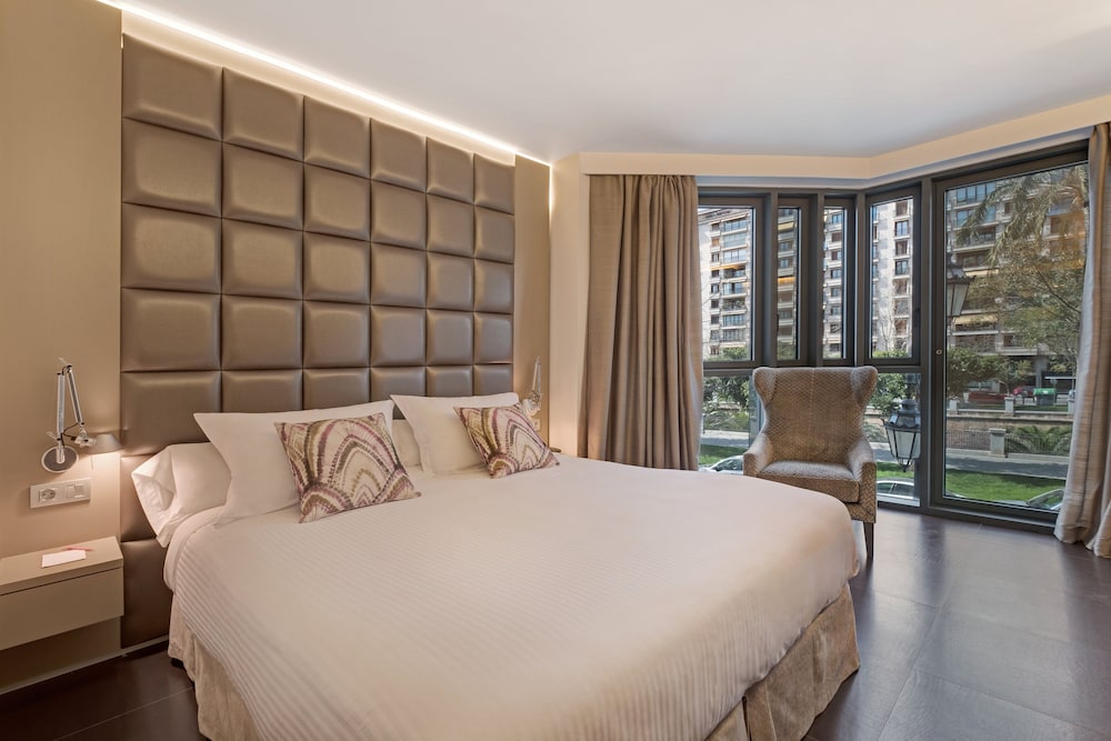 PREMIUM, SUITE, CITY VIEW