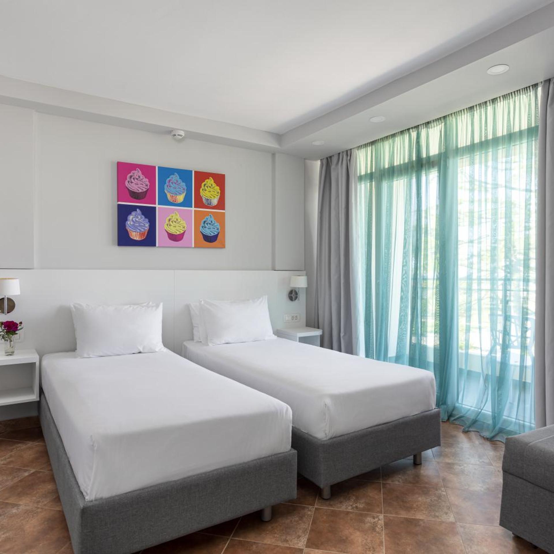 2 Bedrooms, Swim Up, Family Suite