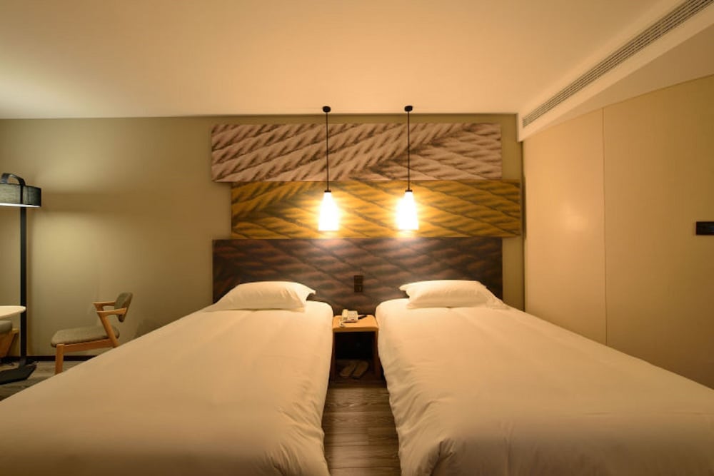 IBIS Shanghai New Hongqiao Hotel 36/68