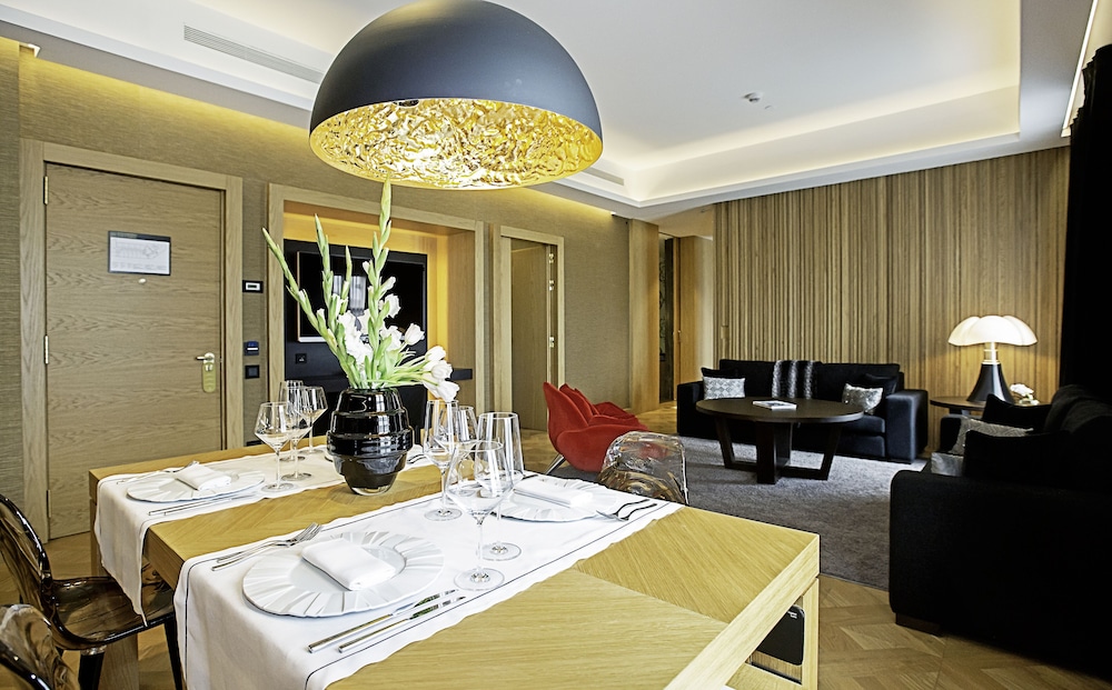 Monument Hotel 51/53