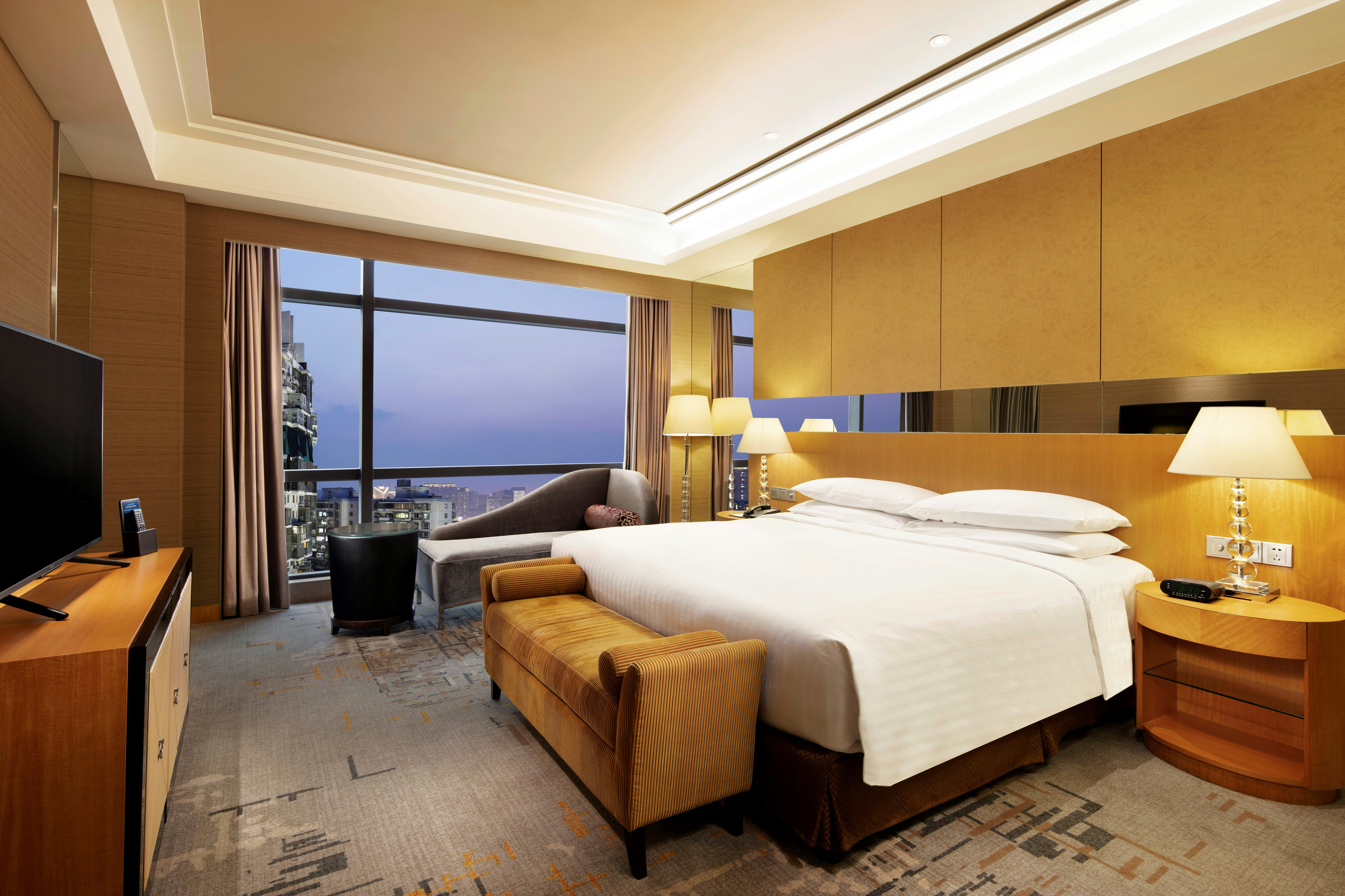 1 BEDROOM, EXECUTIVE, SUITE, KING BED