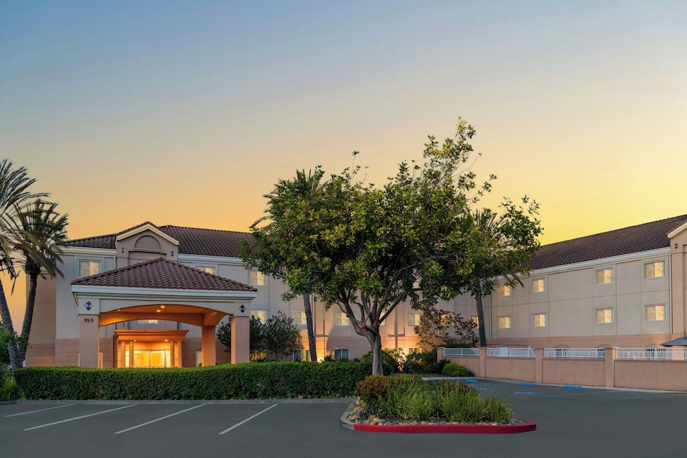 Fairfield Inn Suites San Francisco San Carlos 2/50