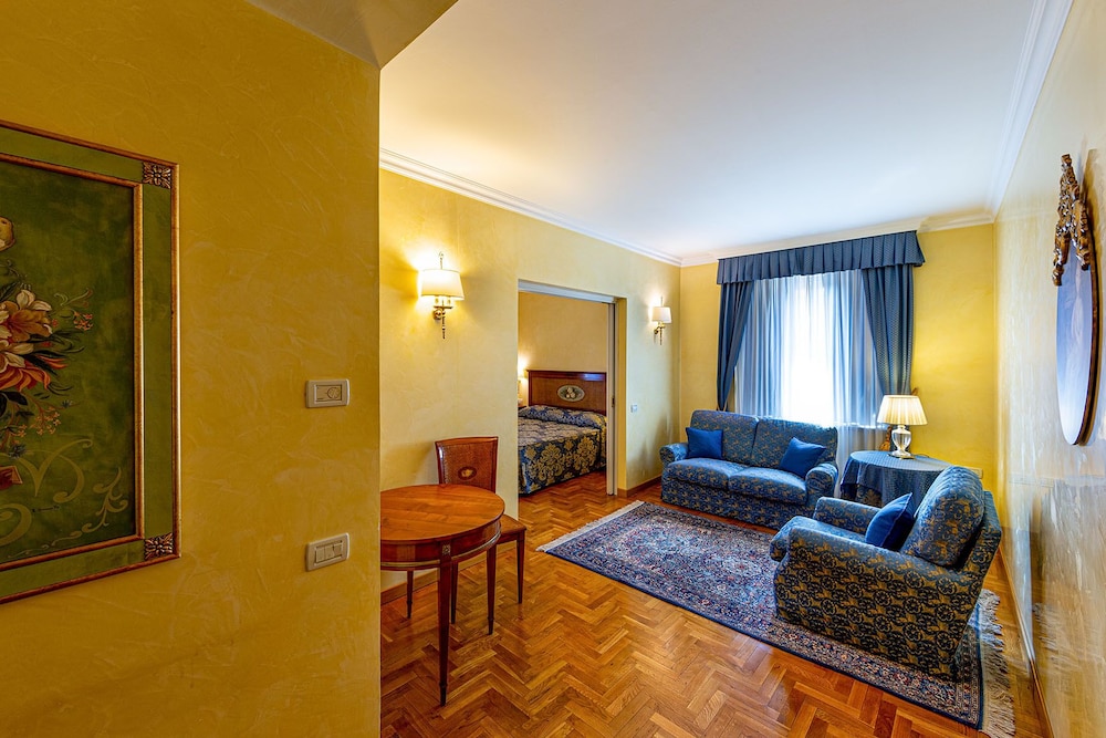 Ambassador Palace 33/50
