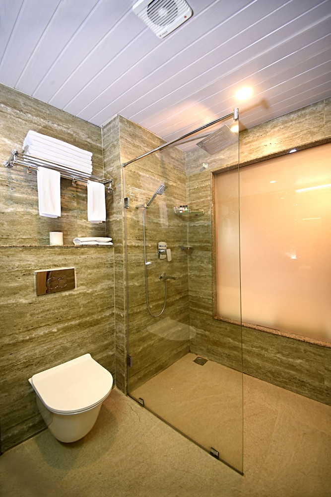 Woodapple Hotel and Spa 48/50