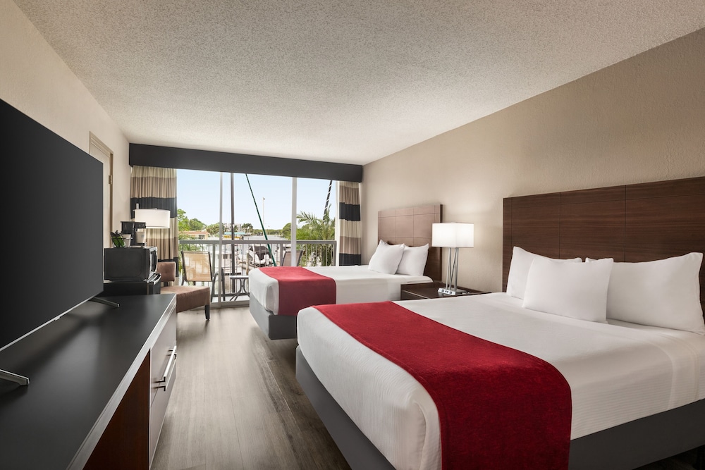 Room, 2 Queen Beds, Water View, Balcony or Patio