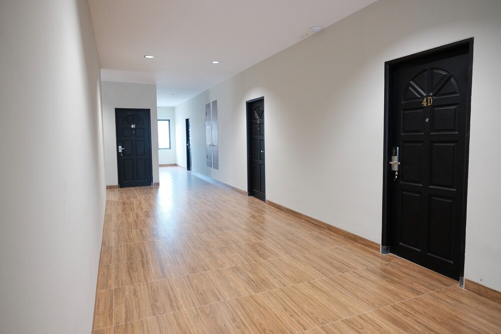 RedDoorz Plus near Ferry Terminal Batam Center 4/23