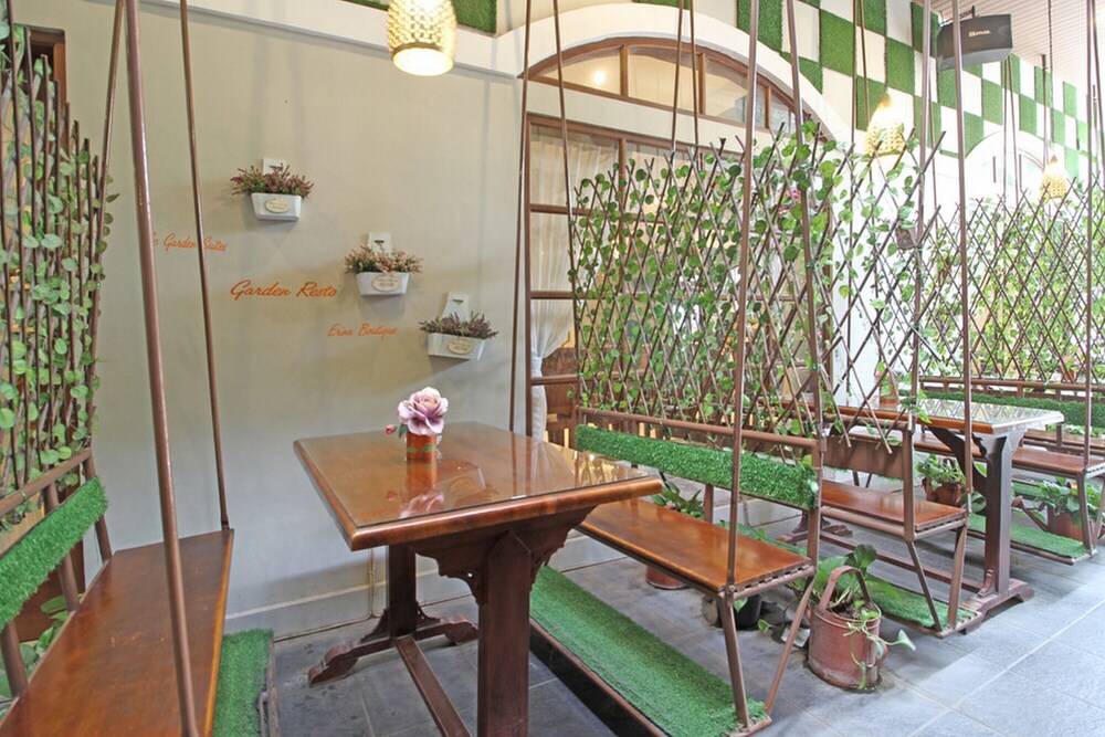 RedDoorz Premium At The Garden Suites Solo 15/23