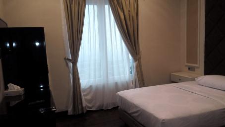Standard, Queen Bed