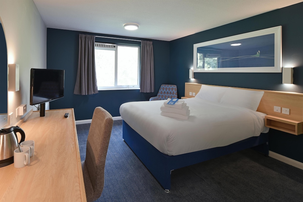 Travelodge Aberdeen Airport 16/25