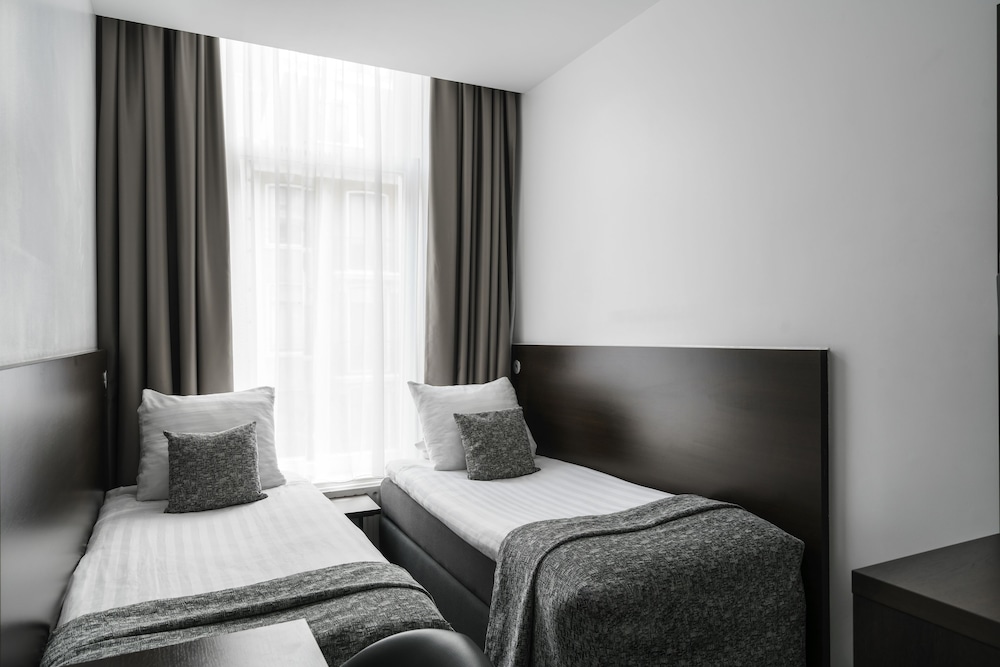 ROOM, TWIN BEDS