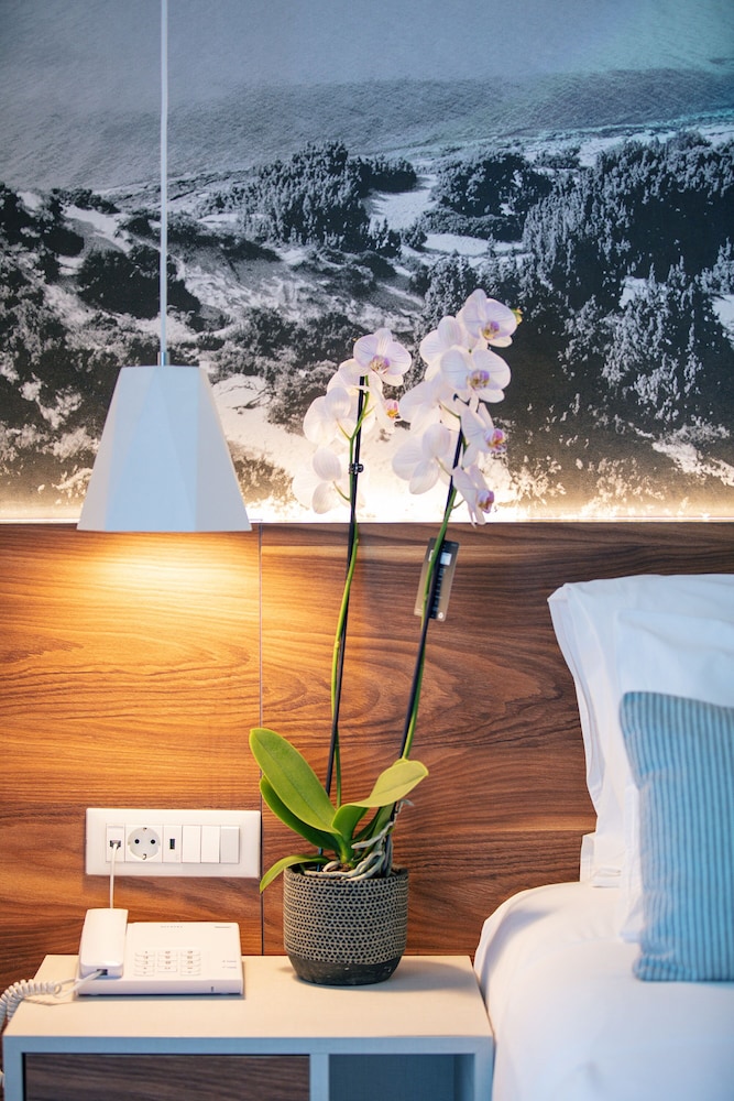 Atrium Ambiance Hotel 43/46