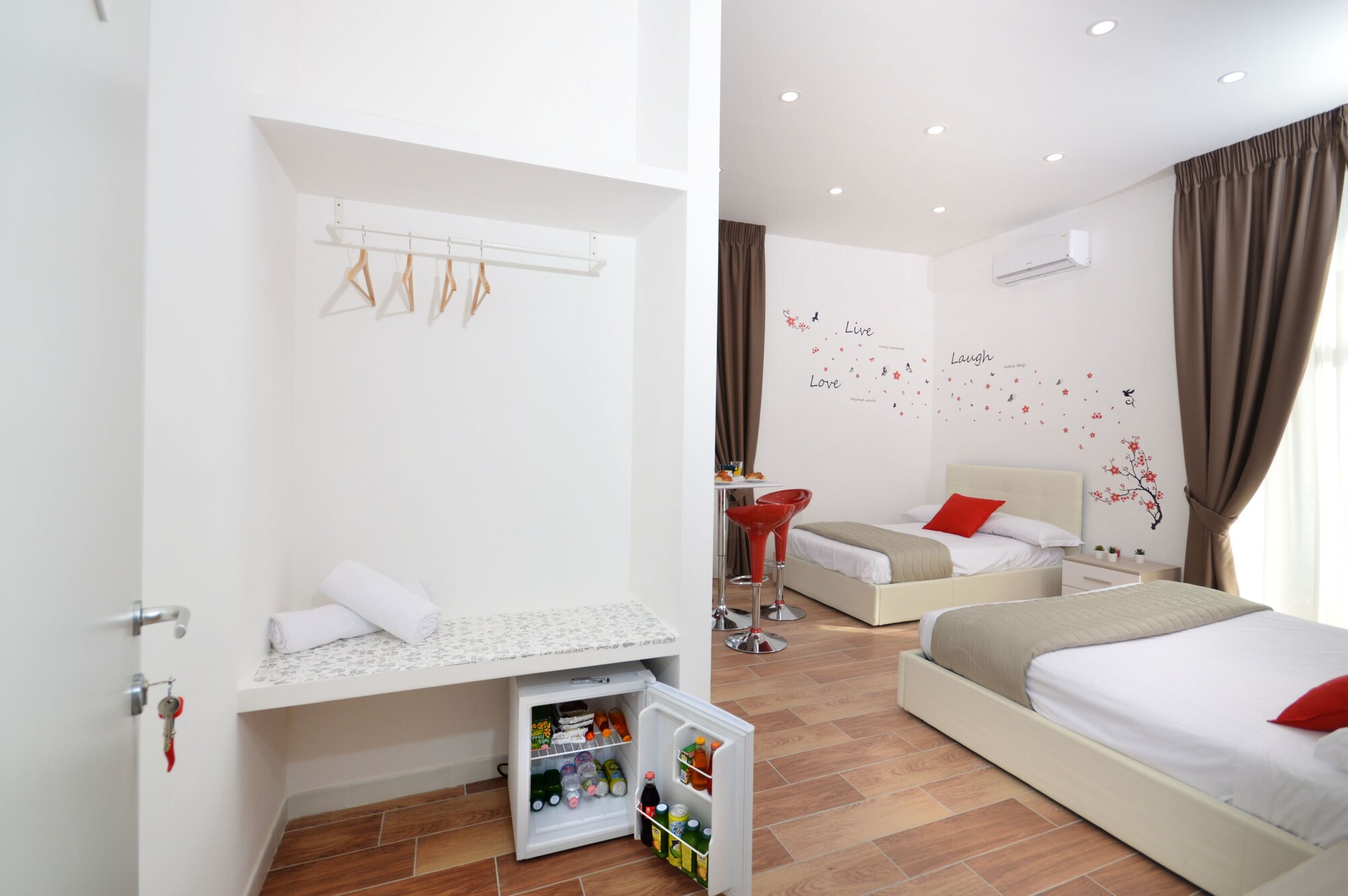 LUXURY, QUADRUPLE, MULTIPLE BEDS, CITY VIEW