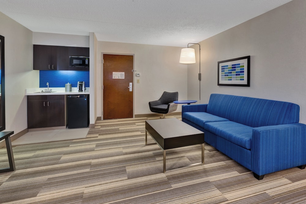 Holiday Inn Express Suites Blackburg University Area 50/74