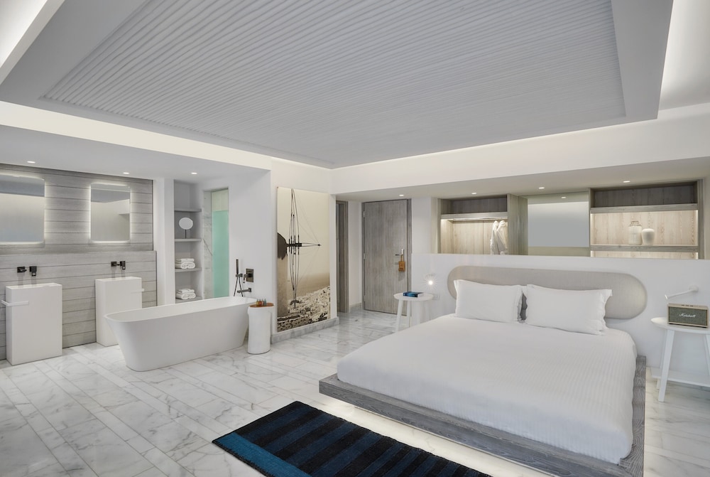 Junior Suite, King Bed, Outdoor Jetted Tub