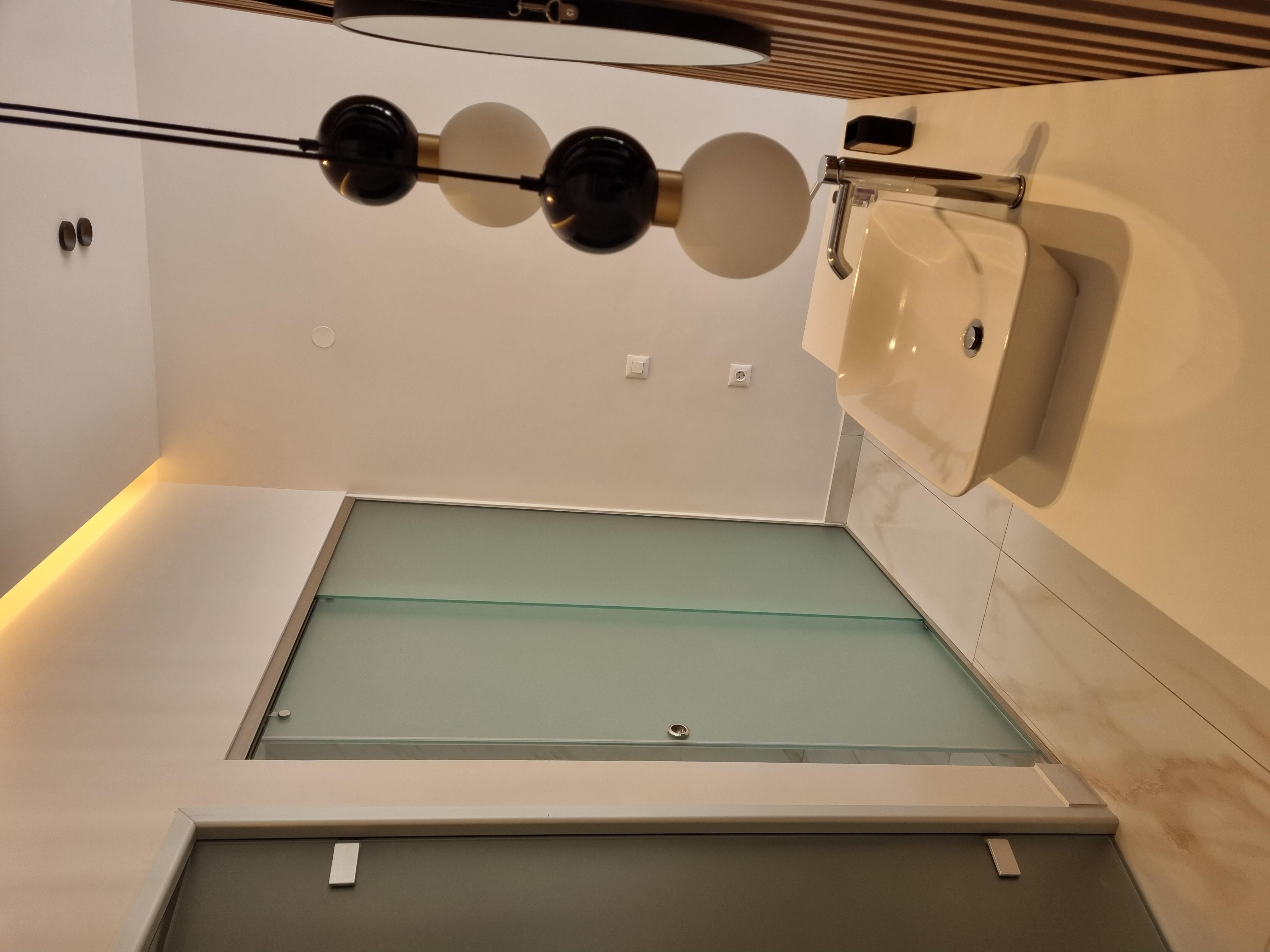 Leonidas Apartments 24/47