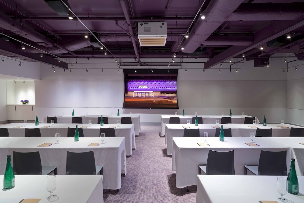YOTEL New York Times Square, Select by Hilton 33/42