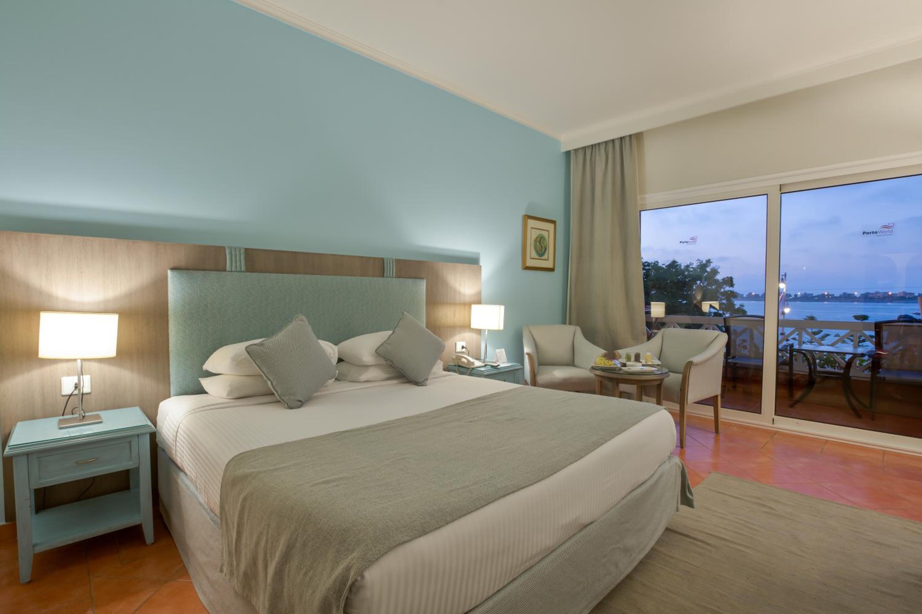غرفة بسرير مزدوج أو سريرين منفصلين بإطلالة على البحر، M Hotels at Porto Marina 7/9