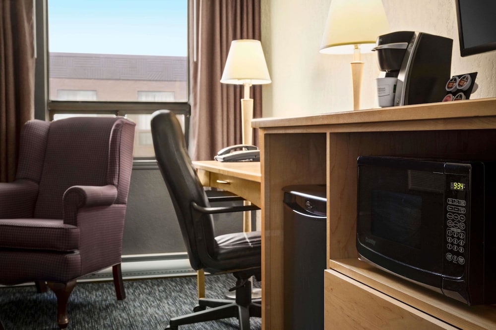 Travelodge by Wyndham Edmonton West 46/53