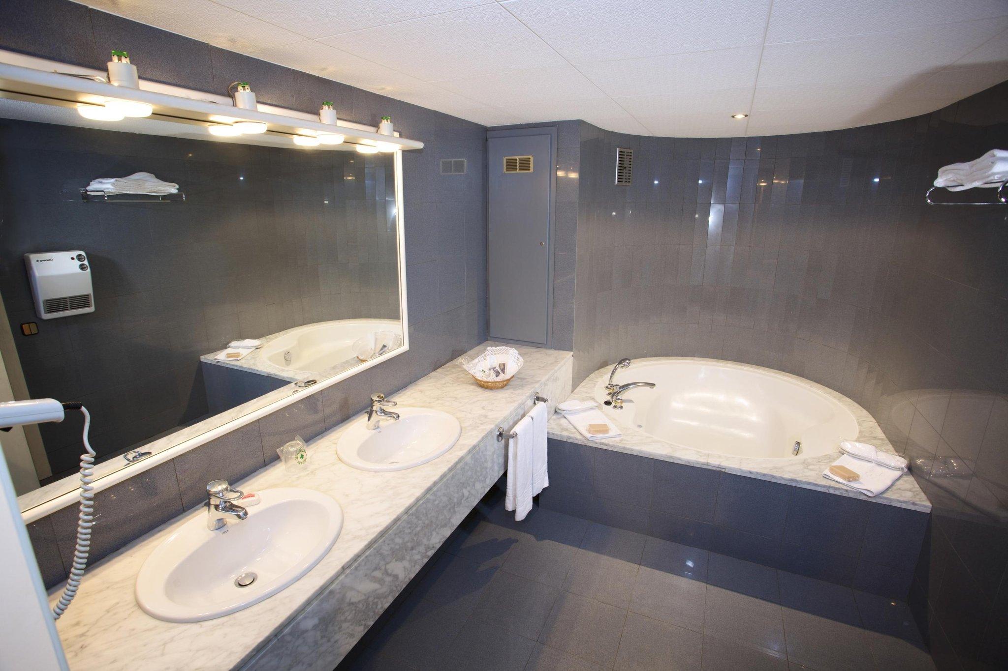 Room, Single, Double or Twin Bed