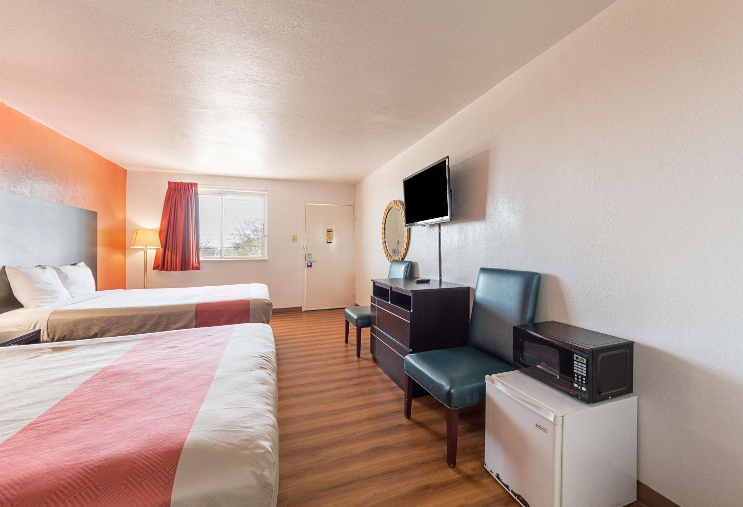 2 Queen Beds - Non-Smoking, Micfridge، Motel6 San Antonio, TX - I-10 West 4/10