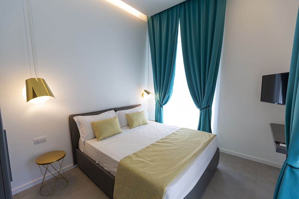 SUITE, QUEEN BED, SOFA