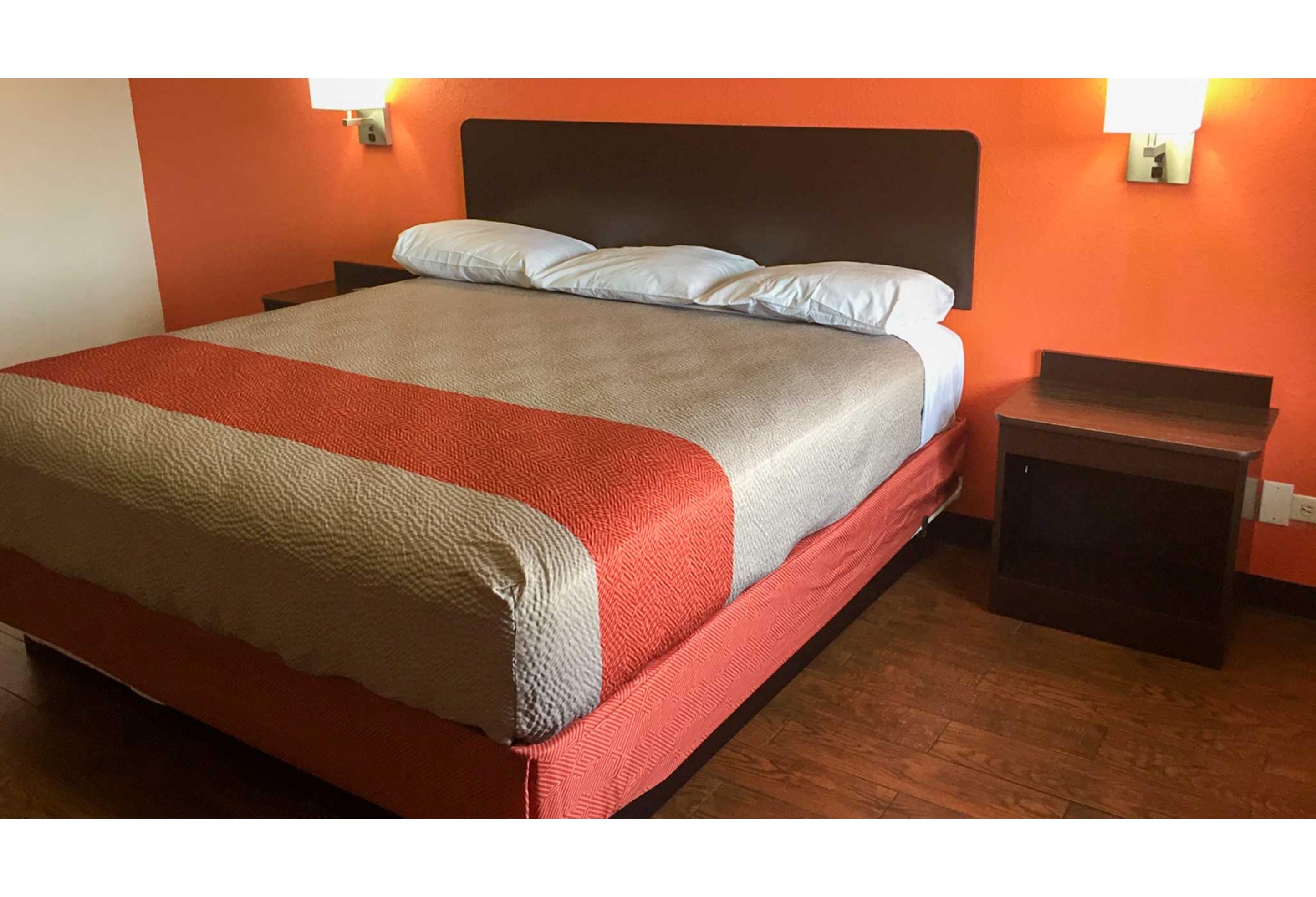 1 King Bed - Non-Smoking, Micfridge، Motel6 Waco, TX 3/5