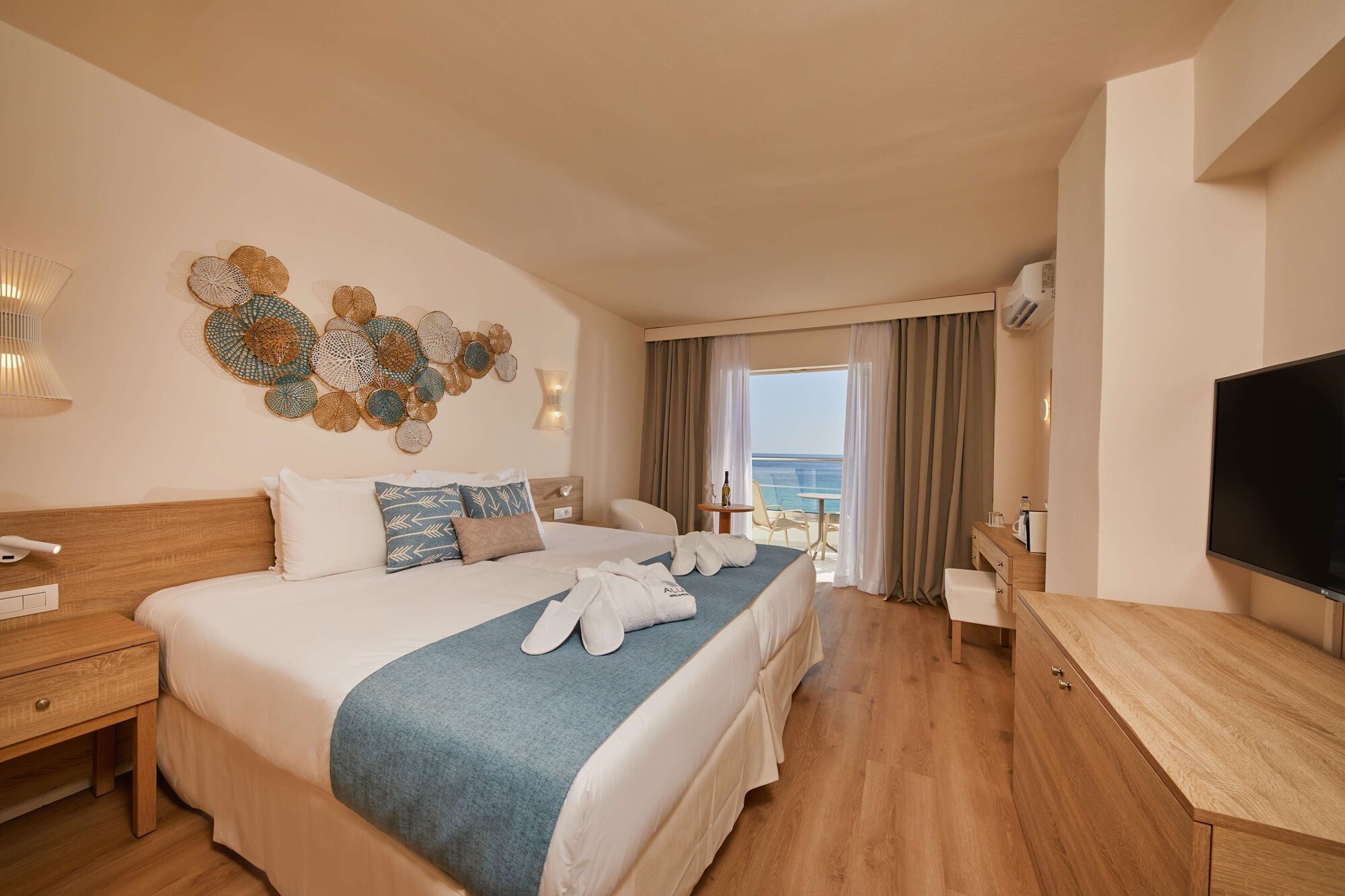 MY FAVORITE CLUB, JUNIOR SUITE, QUEEN BED, SEA VIEW, BALCONY