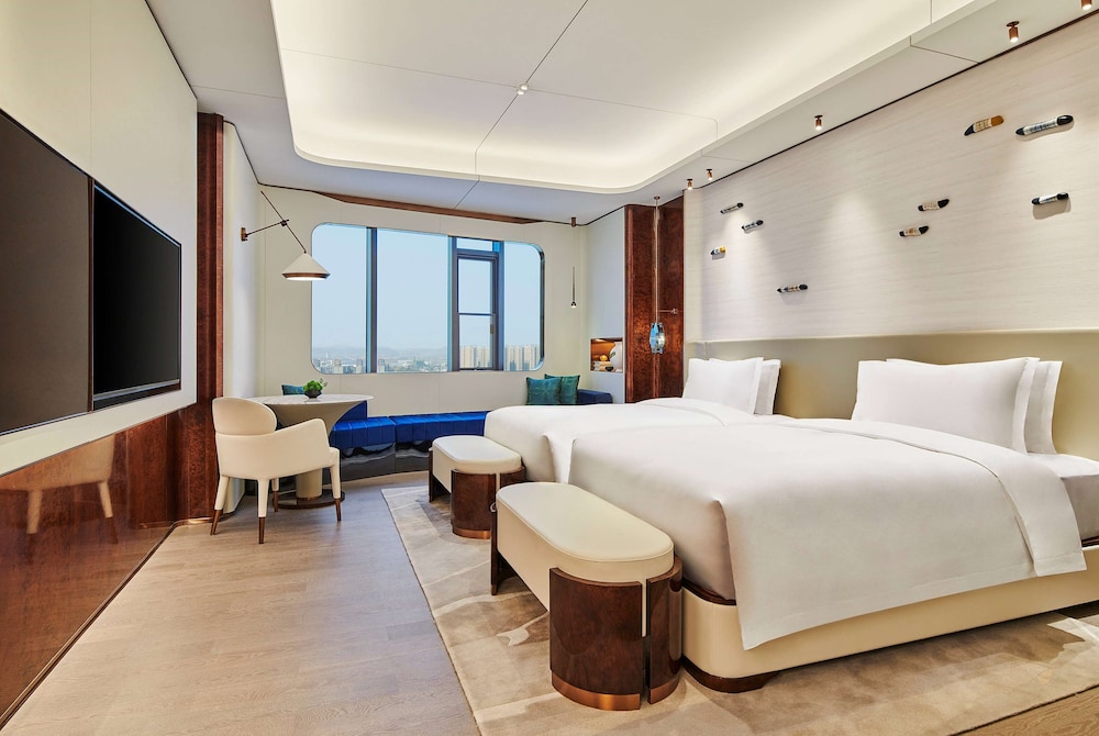 Deluxe, Twin Beds, Lake View
