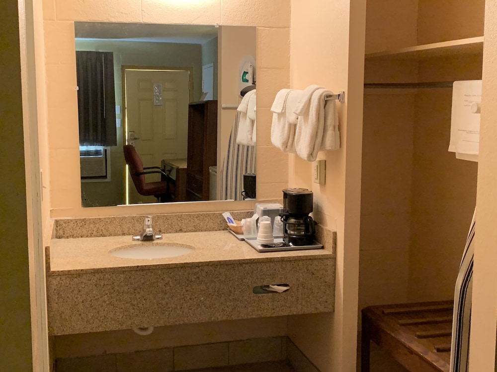 Executive Inn Dodge City, KS (ex Rodeway Inn) 23/34
