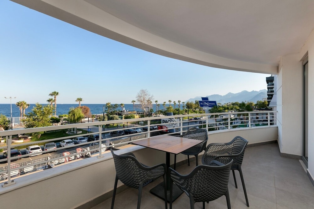 REO Hotel & Spa 54/69