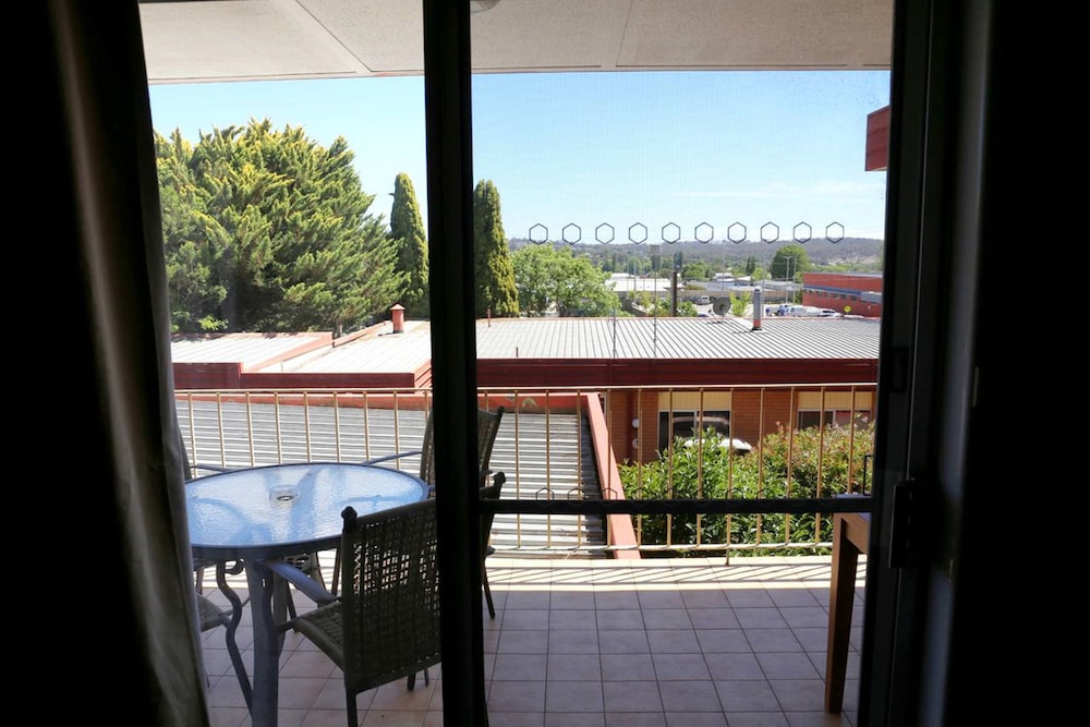 Westwood Motor Inn 7/50