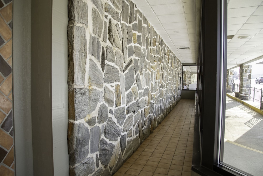 The Stables Inn and Suites 24/57