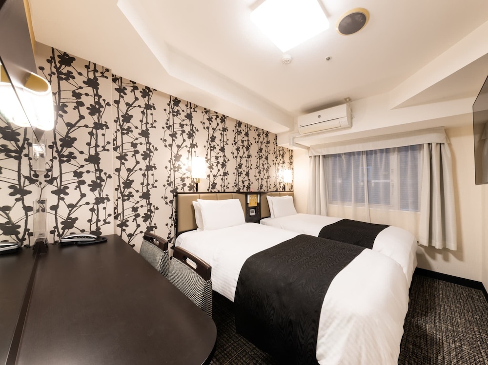 ROOM, TWIN BEDS