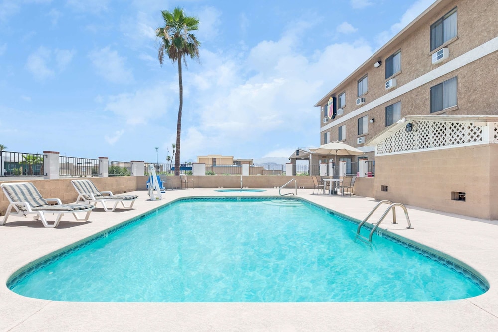 Super 8 by Wyndham Lake Havasu City 12/15