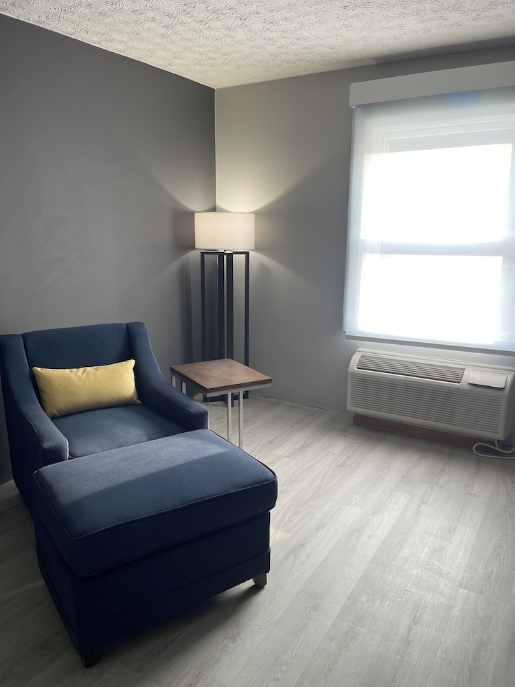 Luxor Inn & Suites 24/52